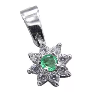 Dije en plata con esmeralda colombiana y circones.