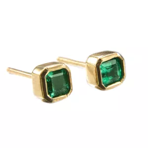 ARETES EN ORO DE 18K CON ESMERALDAS EN TALLA CUADRADA