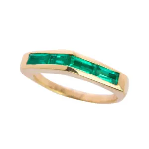 ANILLO EN ORO DE 18K CON ESMERALDAS RECTANGULARES