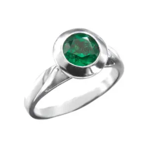 ANILLO EN ORO BLANCO DE 18K CON ESMERALDAS