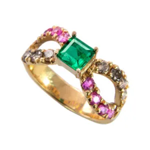 ANILLO EN ORO DE 18K CON ESMERALDAS, DIAMANTES Y TOPACIOS